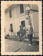 1927 Merano (Meran, Dél-Tirol), Benzinkút, Hátoldalon Feliratozott Fotó, 9×6,5 Cm / Merano ( South Tyrol), Petrol Statio - Altri & Non Classificati