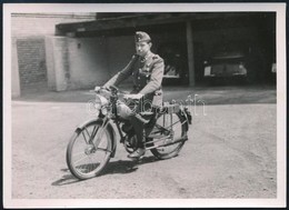 Cca 1944 Katona Motorkerékpárral, Fotó, 7×10 Cm - Ohne Zuordnung