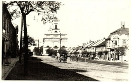 * T2 Poprád (Tátra, Tatry); Utcakép, Evangélikus Templom, Benzintöltő állomás, üzletek / Street View, Lutheran Church, G - Non Classés