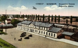 T2/T3 Zombor, Sombor; Zeljeznicka Stanica / Vasútállomás, Automobilok. Kiadja Andrija Rangl / Railway Station, Automobil - Non Classés