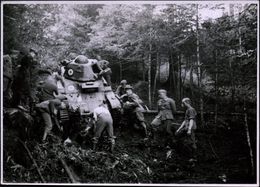 DEUTSCHE BES:FRANKREICH 1940 S/w.-Wehrmachts-Presse-Foto: Wehrmachtssoldaten Bergen Französ. Panzer (Typ Souma) Rs. Sign - Andere (Aarde)