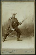 München 1900 (ca.) Orig. Potrait-Foto Eines Kolonial-Soldaten Mit Voller Ausrüstung ("Südwester-Hut", Gewehr Mit Bajonet - Altri & Non Classificati