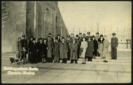 Berlin 1936 S/w.-Foto-Ak.: Reichssportfeld M. Olympiastadion U. Siegertafel Mit Besuchergruppe (nach Den Spielen, Herbst - Summer 1936: Berlin