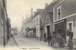MAYET  (Sarthe)  Rue De Bonneval  (le Tonnelier (?) Expose Ses Produits) - Mayet