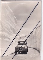 La Route Du Col De L'Iseran (73) Au 15 Juin (Superbe 2C.V. Citroën En Gros Plan Entre 2 Murs De Glace) - Ohne Zuordnung