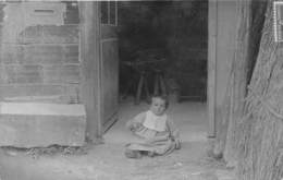 51-ESTERNAY- CARTE-PHOTO- DEVANT UNE PORTE,  UN PETIT ENFANT - Esternay