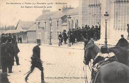 Nantes    44     Les Inventaires  1906.St Donatien.Les Sapeurs Défonçant La Porte     (voir Scan) - Nantes