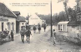 60-COMPIEGNE- CHASSE A COURRE- EQUIPAGE DE CHEZELLES- UNE RUE DE ST-JEAN-AUX-BOIS- LE DEPART POUR L'ATTAQUE - Compiegne