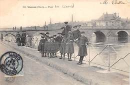 Vierzon      18      Groupe D'enfants Sur Le Pont Du Canal           (voir Scan) - Vierzon