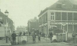 Dour Le Passsage à Niveau (Gendarme?? Et Réverbère Sur La Gauche - Hôtel Du Commerce - Café Billard) - Dour