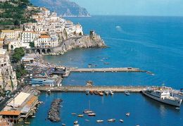 1 AK Italien * Blick Auf Amalfi - Seit 1997 Zum UNESCO Weltkulturerbe * - Altre Città