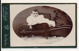 Photo Ancienne XIXe CDV Circa 1900 Bébé Dans Une Brouette Photographie Pouget La Châtre (37) - Otros & Sin Clasificación