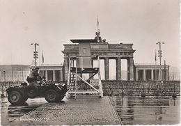 AK Berlin Grenze Berliner Mauer Wall Brandenburger Tor Achtung Sie Verlassen Jetzt West Sektor Unter Den Linden SBZ - Berlijnse Muur