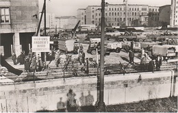 Foto AK Berlin Grenze Berliner Mauer Wall Blick Wilhelmstraße Wer Uns Angreift Wird Vernichtet West Sektor SBZ - Berliner Mauer