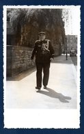 Luxembourg. Carte-photo. Gendarme. Uniforme Et Médailles. En Arrière Plan Clinique Zitha - Autres & Non Classés