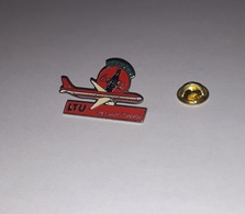 Pin's Coca Cola - Avion / 40 Ans De Partenariat Avec LTU Compagnie Aérienne Allemande (40 Jahre Partner) Longueur 3,5 Cm - Coca-Cola