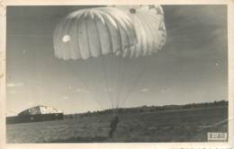 MILITARIA PARACHUTISME - Lot De 2 Photos D'un Saut En Parachute Aux Alentours De PAU Années 1940 - Parachutespringen