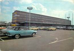 Automobile Devant L'aéroport De Paris Orly En 1960 - Passenger Cars