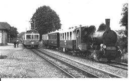 VAUD TRAIN LEB ASSENS Croisement D'un Régulier Et D'un Spécial à Assens  BVA Lausanne - 79.6 Photo Rochaix - Assens