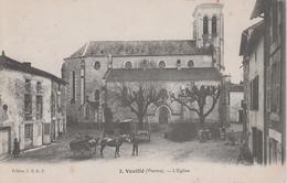 CPA Vouillé - L'église (avec Attelage) - Vouille