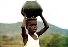 ZIMBABWE. Carte Postale Ayant Circulé. Child Carrying Pot. - Simbabwe