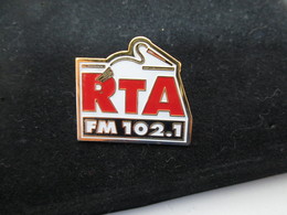 PIN'S   RADIO  FM  R T A  ALSACE - Medios De Comunicación