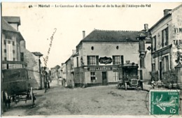 MERIEL       LE CARREFOUR DE LA GRANDE RUE  AUTOBUS EN PP DEVANT LA BOULANGERIE - Meriel