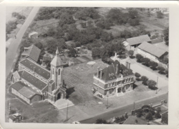 Photographie - Vue Aérienne - Village Mairie Ecole Eglise Monument Aux Morts - Lieu à Situer - Fotografie