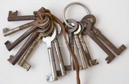 12 Db Régi Kulcs, Fém Karikán és Bőr Szíjon, Változó állapotban - Other & Unclassified