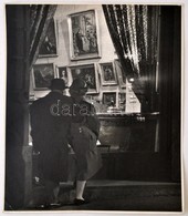 1956 Sztály János (1899-1980): Kirakat Előtt, Jelzés Nélküli Vintage Fotóművészeti Alkotás, Sarkán Törésnyommal, 40x30 C - Sonstige & Ohne Zuordnung
