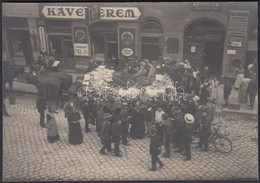 Cca 1910-20 A Mozgósítás Budapesten, A Katonaruhák Szállítása, Verzón Feliratozott Fotó, 11x16cm - Ohne Zuordnung