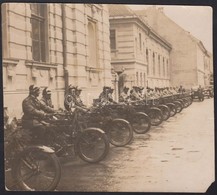 Cca 1940 Nagyszeben, Sibiu; Motoros Katonák Felsorakozása, Fotó, Kis Sarokhiánnyal, 14x15,5 Cm - Unclassified