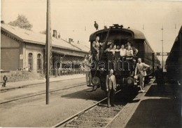 * T2 1934 Komárom, Komárnó; Vasútállomás, Csoportkép A Vonat Hátulján / Railway Station, Group Photo - Non Classificati