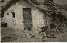 ** T2 Cigányputri / Zigeuner Hütte / Gypsy Folklore, Children, Hut, Hovel. Photo - Sin Clasificación