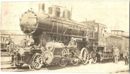 1912 MÁV (Magyar Államvasutak) 324 Sorozat III. Osztályú Mozdonya és Vasutasok Egy Vasútállomáson / Hungarian State Rail - Zonder Classificatie