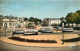 MAYENNE  LAVAL  Place Du 11 Novembre AUTOBUS - Bus & Autocars