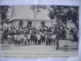 Nouvelles  Hébrides  Ile Mété Un Groupe D'Indigènes En Costumes Du Dimanche Tres Animée - Vanuatu