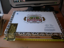 Arturo Fuente Hand Made In Dominican Republic Tabaclara Y Compania A Fuente  Royal Salute Big - Empty Tobacco Boxes