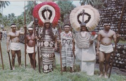 Polynésie Française Tahiti Costume D'apparat Du Roi Du Grand Pretre Et De Son Orateur - Polynésie Française