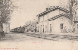 LE TRAIN ARRIVE EN GARE - BELLE CARTE - PRECURSEUR - PETITE ANIMATION SUR LE QUAI -  TOP !!! - Nomexy