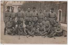 Carte Photo Militaria Groupe De Soldats Mitrailleuse - Regimente