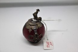 3852 - Sfera Di Giadeite Rossa, Lucidata A Mano, Lavorata Con Filamento In Argento, Con Un Gallo In Arg. In Alto Gr. 72 - Arte Orientale