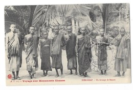 SIEM REAP (Cambodge) Groupe De Bonzes Gros Plan Cachet Militaire - Cambogia