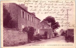 44 - HERBIGNAC -- La Gendarmerie  Et La Route De Guérande - Herbignac