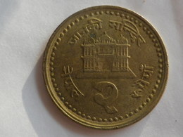 Nepal  2 Rupees 2001   Vs2058   Km#1074.1   Birendra Bir Bikram  Acier Plaqué Laiton   TTB Non Magnetique - Nepal