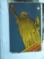 America USA NY New York State Of Liberty Vrijheidsbeeld And Blue Background - Estatua De La Libertad