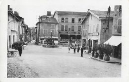 St Saint-Jean-de-Bournay (Isère) - Centre De La Ville, Fontaine - Grand Hôtel, Journaux, Café - Edition Cellard 1952 - Saint-Jean-de-Bournay