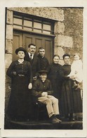 Carte Photo Ancienne : Famille Sur Le Perron De Leur Maison - Généalogie