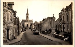 44 - DERVAL -- Route De Rennes - La Mairie Et L'Eglise - Derval