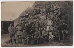 Carte Photo Militaria Groupe De Soldats Du 24 ème Fenaison Ferme Cuisine CHAMBOIS - Otros & Sin Clasificación